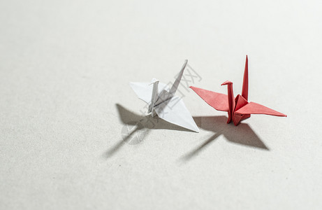 翅膀纸面背景的折式起重机玩具游戏图片