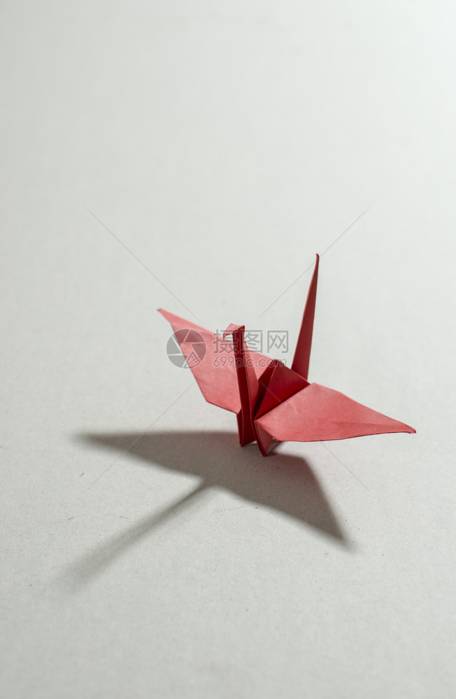 鸟目的纸面背景上角折纸起重机图片