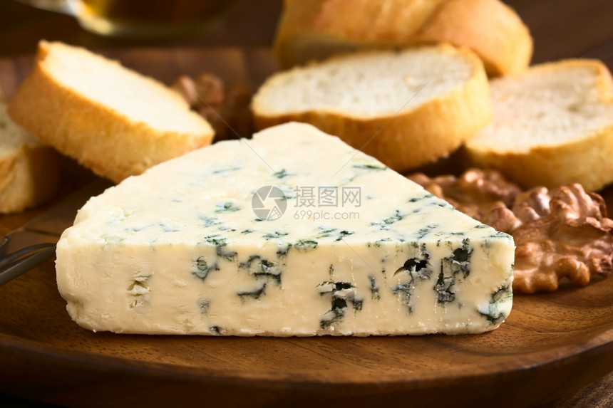 水平的蓝奶酪木板上配有核桃和面包片的胡用自然光照相选择焦点关注奶酪前面乡村食物图片