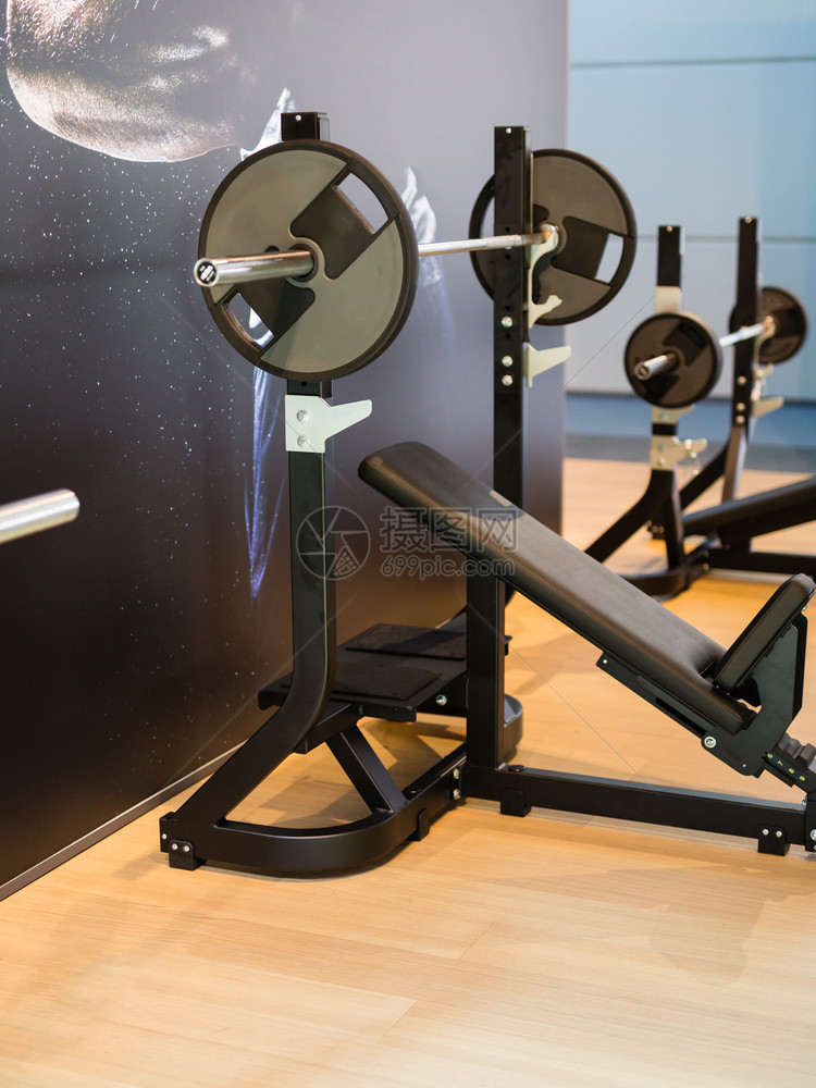 运动强的肌肉杠铃带斜凳适合健身房锻炼杠铃带斜凳适合健身房锻炼图片