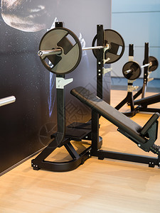 运动强的肌肉杠铃带斜凳适合健身房锻炼杠铃带斜凳适合健身房锻炼背景图片
