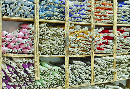 拉根水平的在摩洛哥马拉克什苏喀一家缝纫店的商里装满了鲜亮彩色线条店铺图片