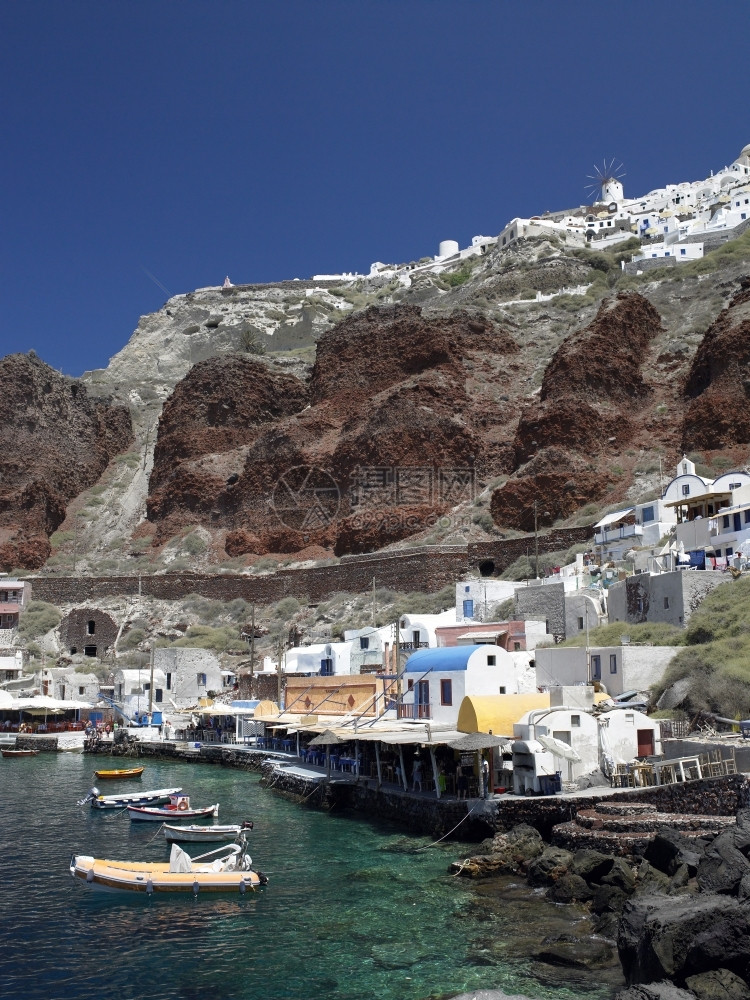 地中海希腊岛SantorriniThera的悬崖顶城镇Oia下的小港口位于爱琴海Cyclades群落希腊语伊亚图片