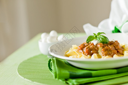 美味的意大利面番茄肉酱和辣椒薯片筹码起司健康图片