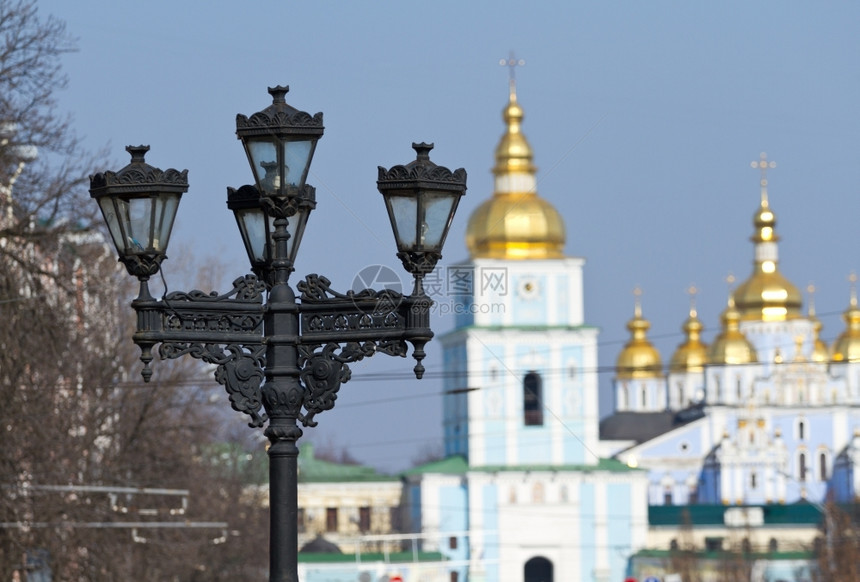 英石古老的乌克兰基辅圣迈尔斯柯大教堂背景的绿灯师城市图片