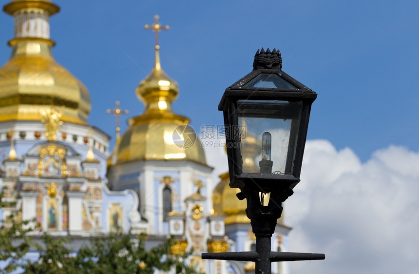 城市正统乌克兰基辅圣迈尔斯柯大教堂背景的绿灯师建造图片