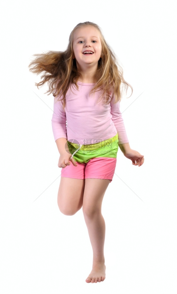跳跃粉色的积极穿着长金发和光亮衣服的跳女孩在白色背景上被孤立图片