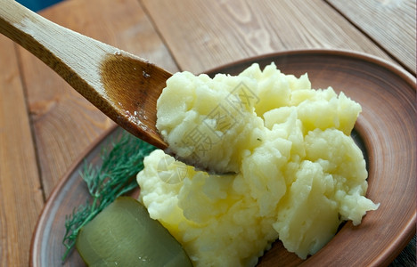 蔬菜泥法语Aligot由融化的奶酪制成盘子混入土豆泥法国菜图片