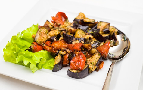 盘子深度炖蔬菜茄子和番配有生菜开胃图片