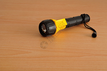 黄色和蓝塑料手电筒在木制背景上被隔绝灯工具活力图片