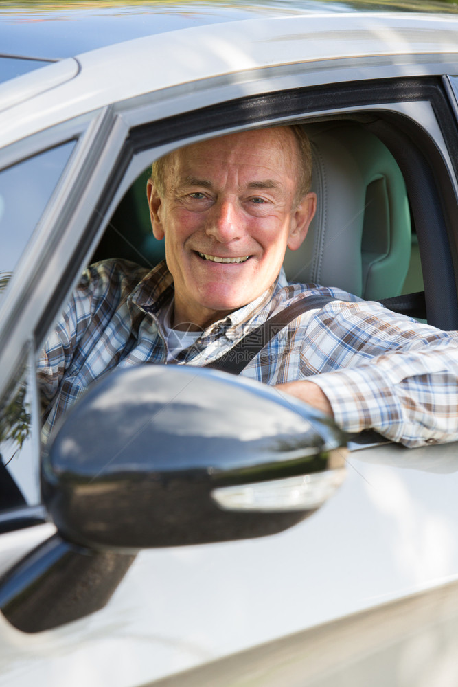 微笑的老人驾驶汽车肖像司机运输七十年代图片