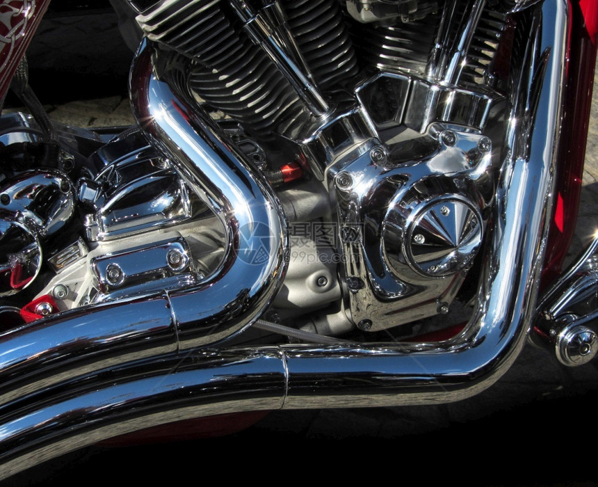 极强的铬金属摩托车发动机和详细设备镀铬引擎强大的图片