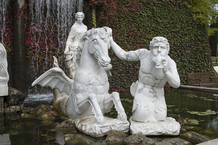 白色的碎石墙古老罗马人勒布尔雕塑像意大利花园里的皮加索斯图片
