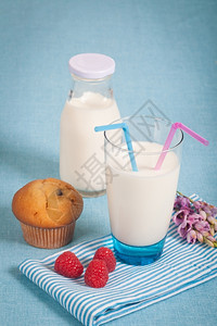 浆果杯子干净的健康营养新鲜牛奶和巧克力松饼图片