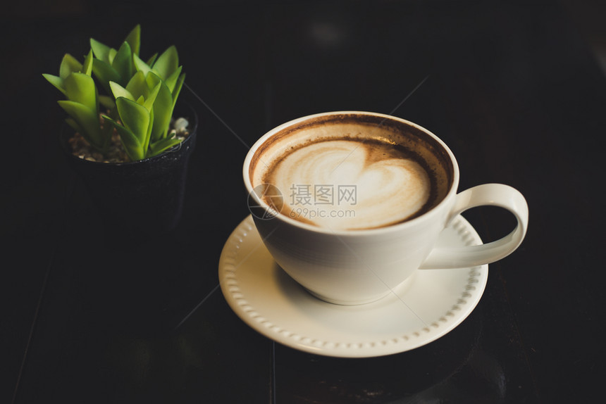 香气红心制拿铁咖啡木桌上有仙人掌早餐新鲜的图片