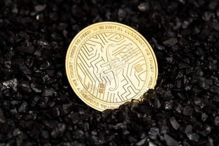 碎石黑砾上的硬币背景加密货折叠金黑色的经济图片