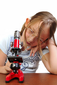 桌子女孩学习用显微镜白底童年沉思的图片