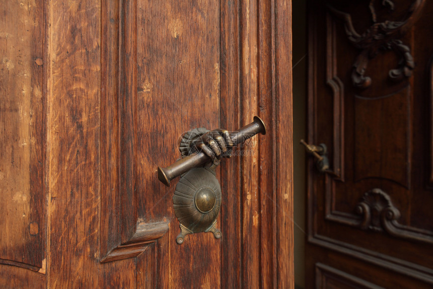 安全俄罗斯历史以手的形式古色香门把手以形式巨大门打开古色香的门把手图片