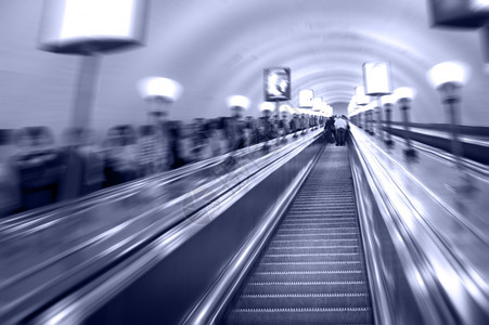 旅行交通工具地铁的扶梯一个辐射模糊乘客图片