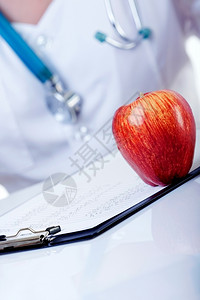 饮食红苹果在博士数表上撒谎碳水化合物医疗的图片