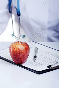 低的健康红苹果在博士数表上撒谎碳水化合物图片