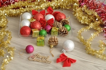 松树各种圣诞节装饰品新的礼物图片