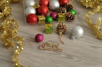 金子庆典各种圣诞节装饰品树图片