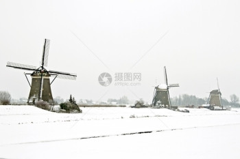欧洲的真正多雾路段冬季荷兰农村传统风力磨机来自荷兰的农村图片