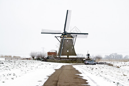 真正的著名冬季荷兰农村传统风力磨机传统力车历史的图片