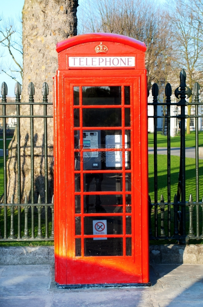王国2013年5月日英国伦敦013年5月日在英国伦敦拍摄的标志红色电话亭的街道图片