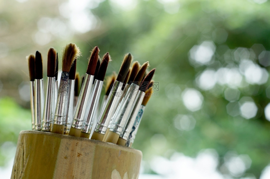 刷子管具有自然背景的竹管中艺术画笔家图片