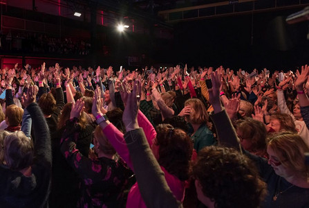 这是你的舞台鼓掌一种Eindhovennetherlands26janjan2019举起手来玩乐的人在音会上舞台听音乐这是每年一次的音乐会由背景