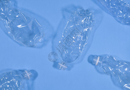 以蓝底为隔离的塑料瓶回收废物管理概念塑料装瓶包污染空白的背景图片