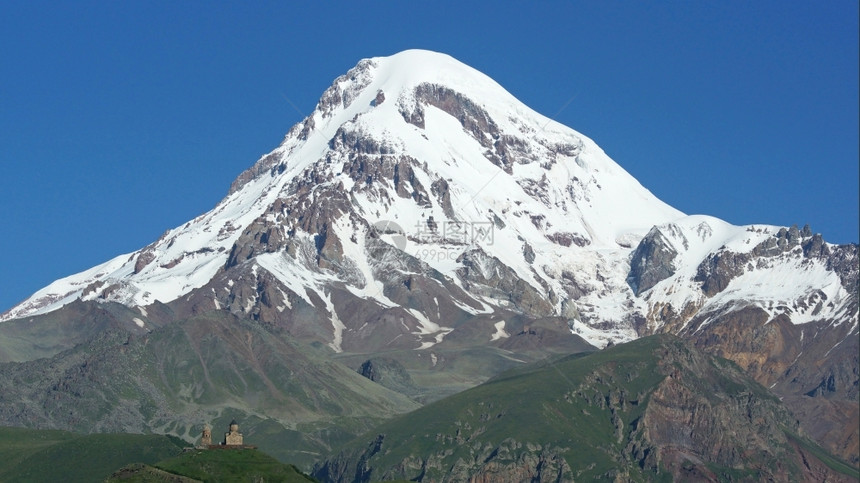 徒步旅行ZmindaSameba修道院的Kazbek山格鲁吉亚欧洲高加索风景图片