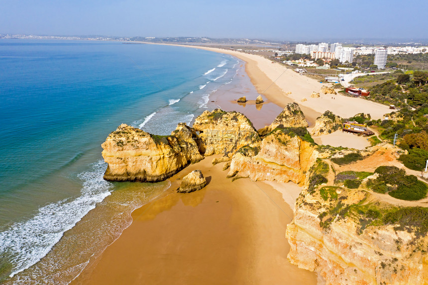 海浪镇历史的从葡萄牙阿尔加夫的PraiaTresIrmaos图片
