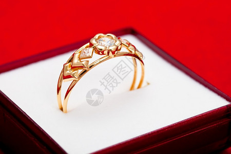 宝石极好的神奇金环装饰着几枚白色圆形金环和珠宝图片