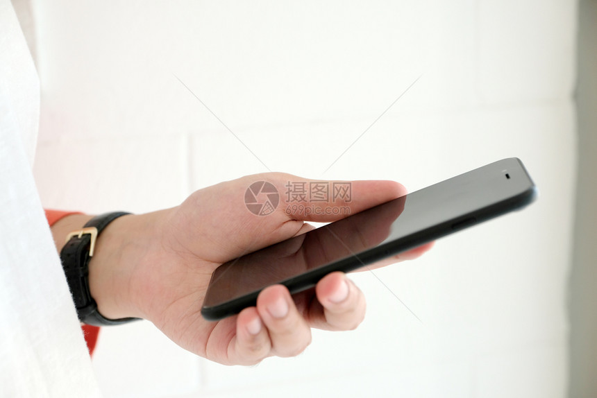 在线的搜索网站使用黑智能电话技术和生活方式的人男子用手图片