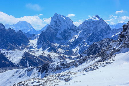 旅行经过山上云层的乔拉特斯山和塔波切尼泊尔喜马拉雅山全景图片