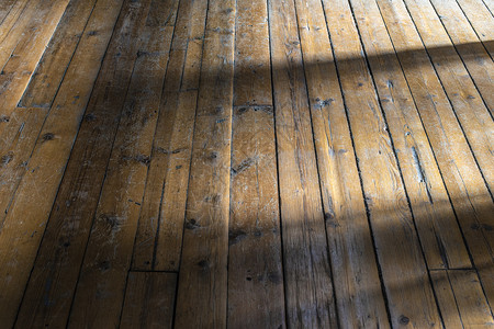 木板上的旧地背景和太阳光照板上自然木头和真光垃圾摇滚墙地面图片