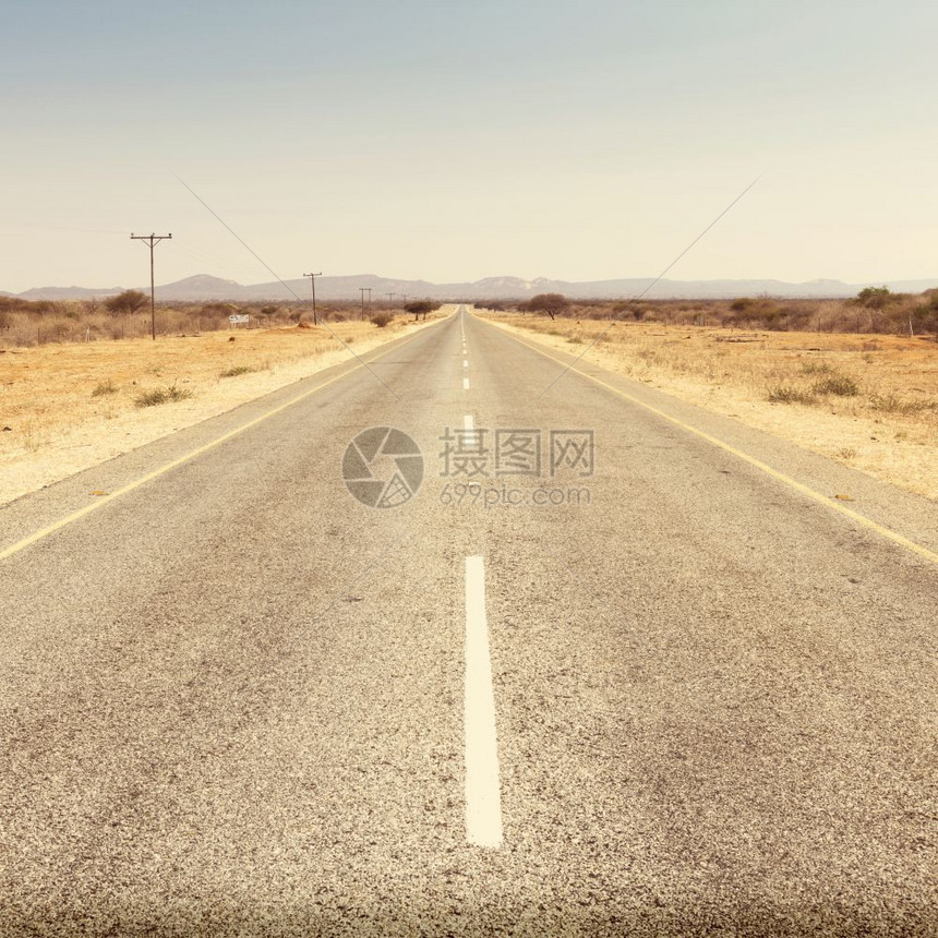 地平线优质的驾驶在博茨瓦纳的公路上非洲在蓝色天空下伸展到远处并产生回溯Instagram风格过滤效应图片