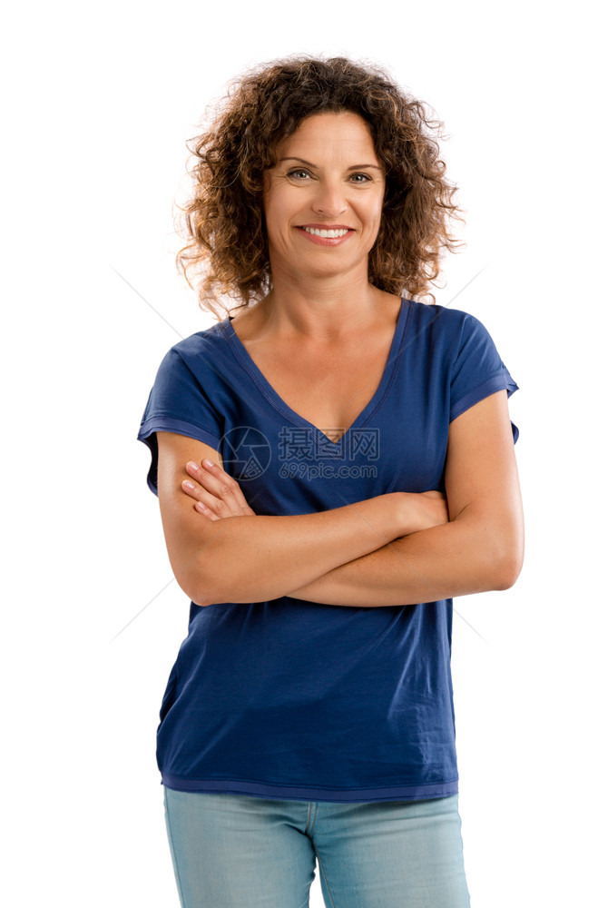 头发怀着双臂孤立在白色背景上微笑的中年妇女士愉快图片