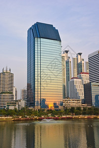 市中心曼谷泰国反思摩天大楼高的图片