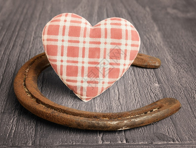 古董木制背景的XAretro织物心脏和老马蹄木克罗波托夫爱背景图片