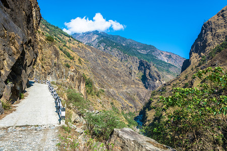 尼泊尔春日喜马拉雅山的泥土路冒险亚洲自然图片