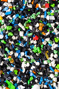 采用垃圾切碎的再生塑料背景特写环境概念微塑料背景图片