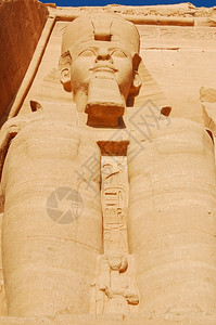 非洲法老阿布埃及拉梅塞斯二世巨型雕像之一的关闭图片