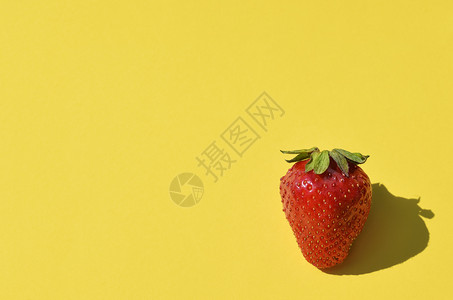 健康新鲜的草莓关闭在明黄色背景空隙中与世隔绝的草莓绿色最佳图片