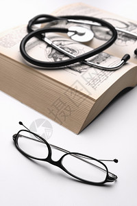 解剖学手动的书阅读解剖指导的眼镜和听话望远图片