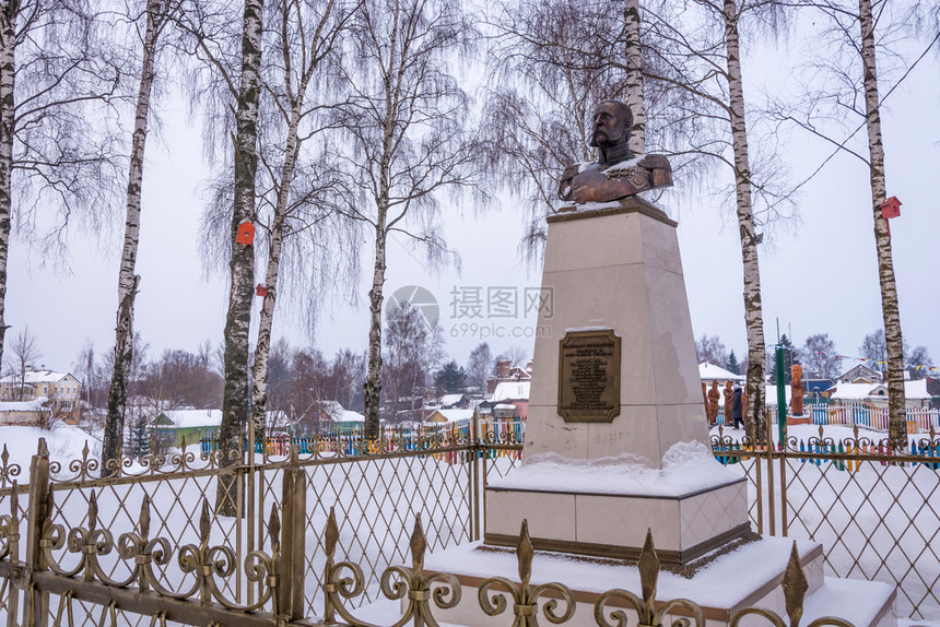 蓝色的地标俄罗斯亚拉夫地区Vyatskoye村冬季一天亚历山大二世皇帝的纪念碑一种图片
