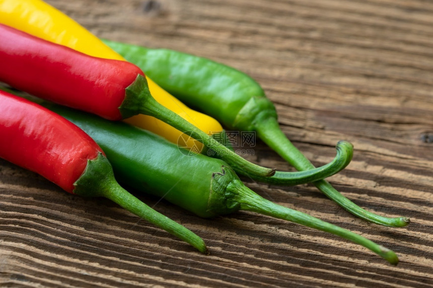 绿色在木质制餐桌上的彩色胡椒生健康食品墨西哥人颜色图片